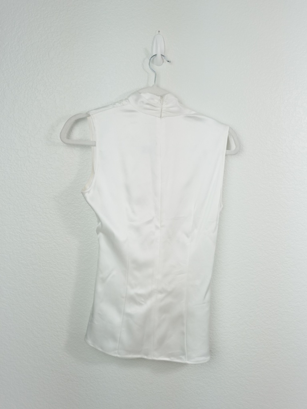 St. John Women’s Blouse Size 4 Ivory White Satin Cowl Neck Draped Sleeveless - Picture 3 of 3